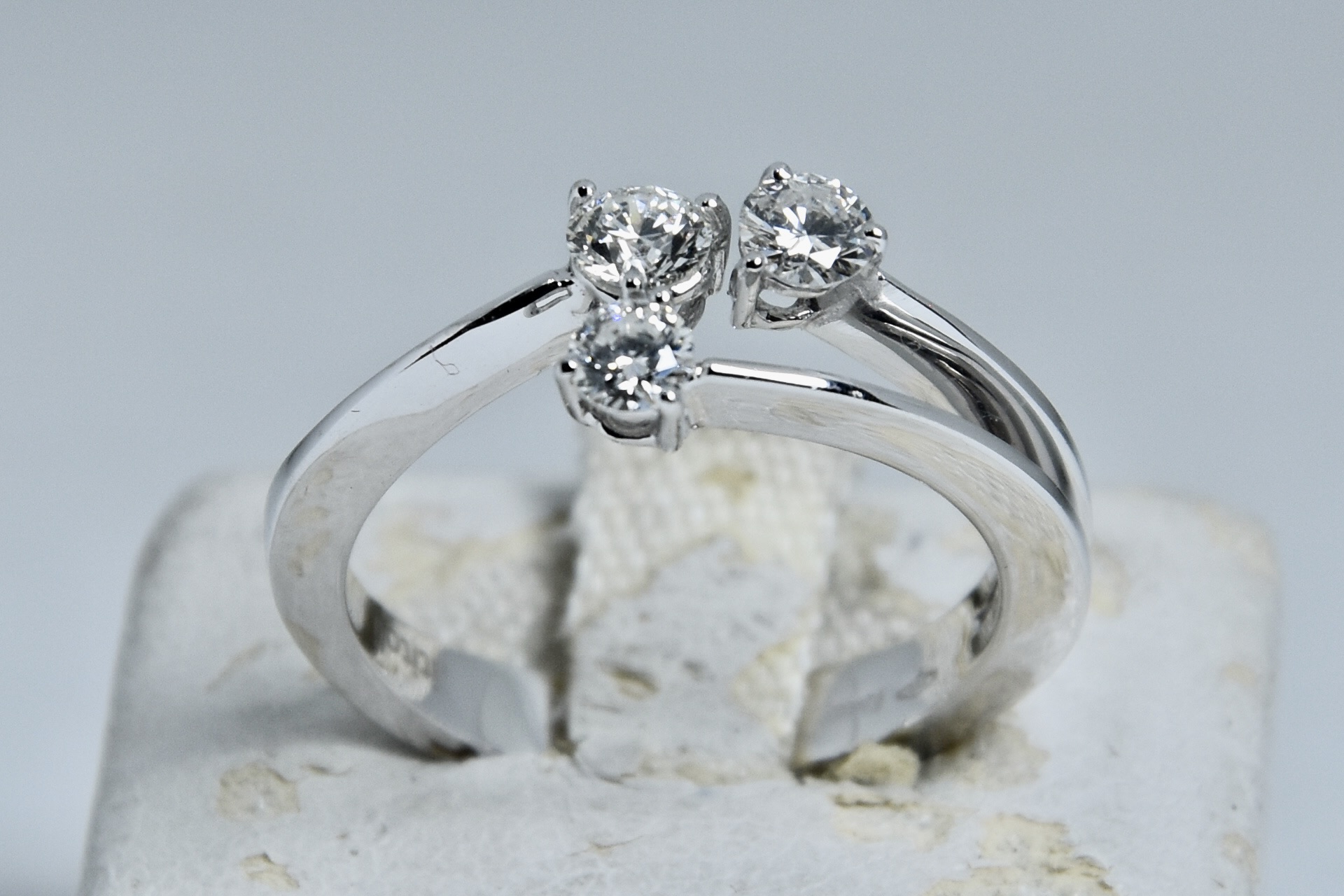 Immagine di ANELLO TRILOGY DIAMANTI